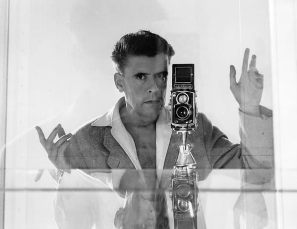 Identität im Dauer-Check: Zwischen Narziss, Lacan und Baudrillard